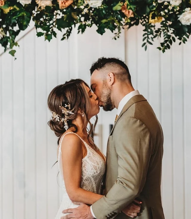 Another reason to love adding florals to the top of your ceremony arch!

Vendors:
@partridgeandcoevents 
@brittanydunbarphotography 
@sunset_florals 
@rougecatering 
@tinybubbles_barcart 
@brushedbeautyllc_ 
@love.it.at.stellas

#mainstreetballroom #marylandweddingvenue #marylandwedding #dmvwedding #historicweddingvenue #2024wedding #weddingtrends #pinterestwedding #outdoorweddingvenue