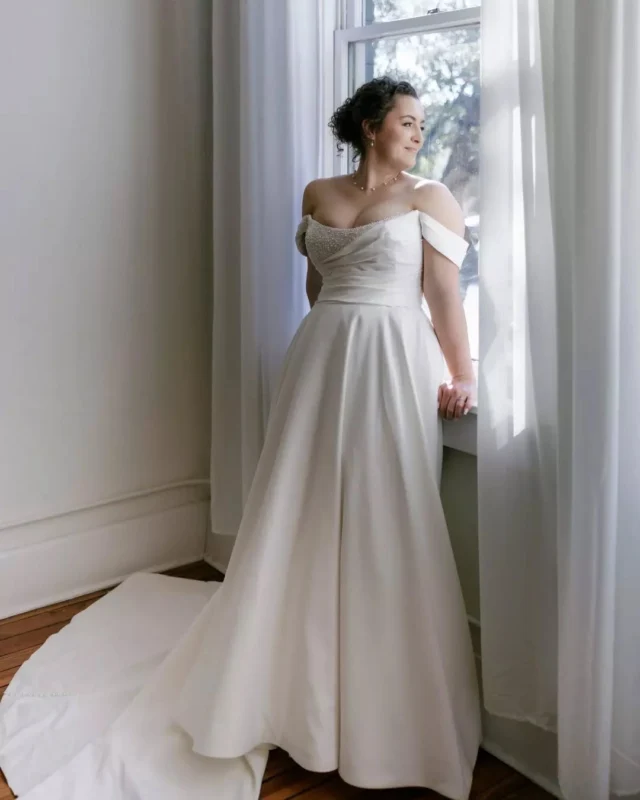 This bridal moment at Savannah Bottle Works captured everything we love about quiet elegance🕊️ 

Venue: @savannahbottleworks @fetewell
Photography: @emmakirchoffphotography
Bride + groom: z_lokelani @james.bonham2
Event coordination: @lm.eventcoordination
Hair + Makeup: @40volumeweddings
Florals: @sbblooms
DJ: @spookysern
Wedding dress: @camelliasavannah
Suit: @menswearhouse
Cake: @newoldstandard

Savannah Bottle Works | Savannah Wedding | Georgia Wedding Venue | #savannahbottleworks #savannahgeorgia #savannahwedding #savannahweddingvenue #georgiawedding #georgiaweddingvenue #fetewell #weddingvenue #eventvenue #historicvenue #bridals #bride