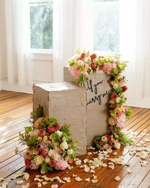 A “yes” to remember✨ The White Hall set the scene for a vibrant, joy-filled proposal.

Planning + Design: @sayyessav
Venue: @savannahbottleworks @fetewell
Florals: @sydneynichole
Dessert:@honeybscakesandcreations
HMUA: @wonderlandbeauty_bar 
Musician: @darrylanderson98
Live Painter: @annaliese.designs
Cocktails: @toastandhost.events
Linens: @luxelinen @luxelinen_southern
Signage and Rentals: @sayyessav
Photography: @loveanneliesephoto
Models: @jojo.walker95