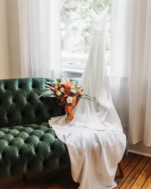 The White Hall sets the stage, but it's the bride who brings the magic.

Golden florals, fall textures, and a feeling you can’t quite describe🍂✨

Venue: @savannahbottleworks @fetewell
Planner: @weddingcoordinator_
Photography: @celenarileyphotography
Catering: @slowfiresavannah
Florals + Decor: The Bride

#fallwedding #savannahbottleworks #savannahgeorgia #savannahwedding #savannahweddingvenue #georgiawedding #georgiaweddingvenue #fetewell #weddingvenue #eventvenue #historicvenue