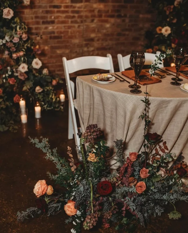 This is a love letter to fall florals 🤍

Caterer: @simplyfreshevents
Photographer: @brittanydunbarphotography
Flowers: @gotteni
Rentals: @smthingvintage
DJ & Photobooth: @baltimoresoundentertainment
Dress: @poshbridalmd @essenseofaustralia
Dress 2:@shophelsi @anthropologie
Hair & MakeUp: @btvbeauty
Shoes: @manoloblahnik@christianlouboutin
Cookies: @stewedsugar
Bride: @karindipity

#mainstreetballroom #marylandweddingvenue #marylandwedding #dmvwedding #historicweddingvenue #2025wedding #weddingtrends #pinterestwedding #outdoorweddingvenue