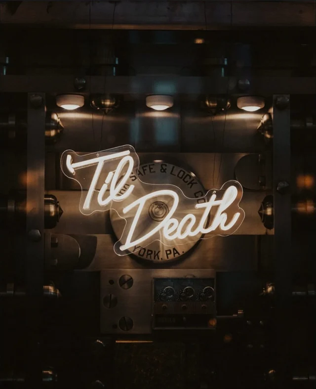 No real scary vibes for Halloween when love is in the air so here are our favorite “spooky” details from 2025 🤍🖤

Host: @caseyjphotos @chelsearae_photos
Venue: @citizensballroom
Hair: @boho.bridal.babe
Makeup: @facesbysydneyllc
Florals: In Full Bloom Flower Farm Cake: @flourishcakeryandevents 

#citizensballroom #historicweddingvenue #marylandwedding #marylandweddingvenue #dmvwedding #2025weddingtrends #frederickwedding