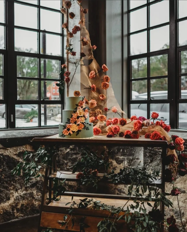 Who knew our antique easel would double as the perfect cake table! 

We love it when couples incorporate their decor elements into our furniture- after all, it’s included in your rental 🤭 

Caterer: @simplyfreshevents
Photographer: @brittanydunbarphotography
Flowers: @gotteni
Rentals: @smthingvintage
DJ & Photobooth: @baltimoresoundentertainment
Dress: @poshbridalmd @essenseofaustralia
Dress 2:@shophelsi @anthropologie
Hair & MakeUp: @btvbeauty
Shoes: @manoloblahnik@christianlouboutin
Cookies: @stewedsugar
Bride: @karindipity

#mainstreetballroom #marylandweddingvenue #marylandwedding #dmvwedding #historicweddingvenue #2025wedding #weddingtrends #pinterestwedding #outdoorweddingvenue