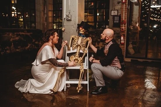 We’ll never stop talking about this ~spooky~ wedding day 🖤🧡 Happy Halloween!!

Photography @brittanydunbarphotography 

#mainstreetballroom #marylandweddingvenue #marylandwedding #dmvwedding #historicweddingvenue #2025wedding #weddingtrends #pinterestwedding #outdoorweddingvenue #halloweenwedding