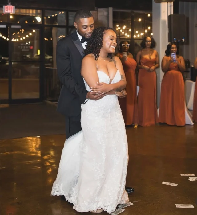 A money dance is always a good idea! Guaranteed BIG smiles

Photography: @imagesbygeneva
Bride MUA: @already_perfect

#mainstreetballroom #marylandweddingvenue #marylandwedding #dmvwedding historicweddingvenue 2025wedding weddingtrends pinterestwedding outdoorweddingvenue