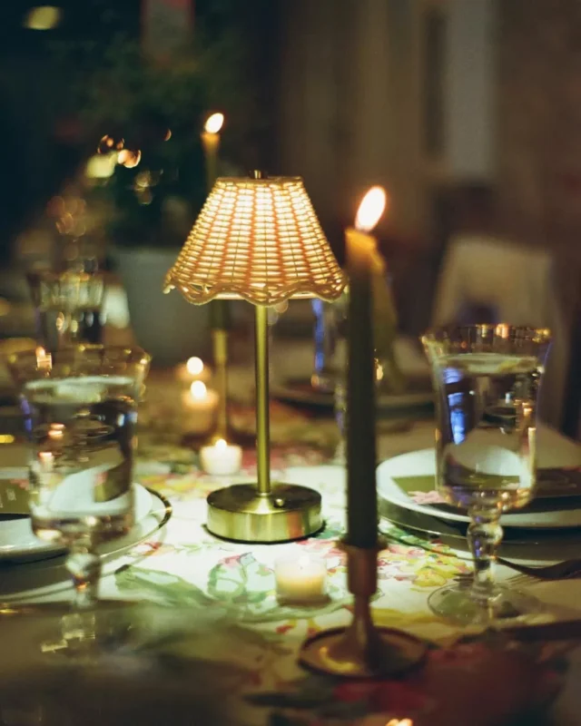 We love seeing a design that embraces personality.

By pairing vibrant pinks and patterned linens with the organic texture of rattan, this design feels incredibly fresh and intentionally layered.

It’s proof that when you have a solid foundation, you can play with color and light to create a mood that is entirely your own. High-energy, high-style, and unmistakably modern.

Venue: @savannahbottleworks @fetewell 
Photographer: @jeffandmollie