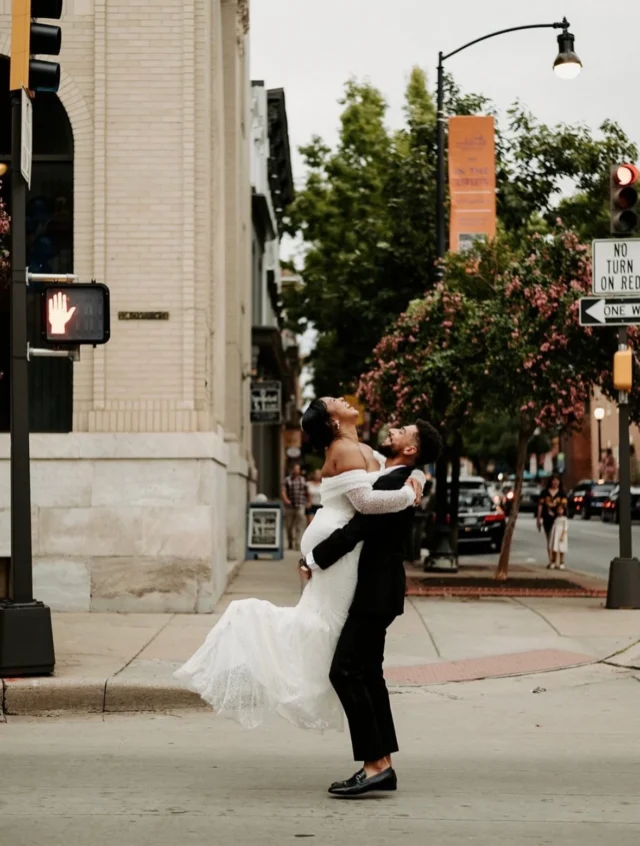 This is your sign to explore downtown for your portraits

Photography: @jewelsyphotography

#citizensballroom #historicweddingvenue #dmvwedding