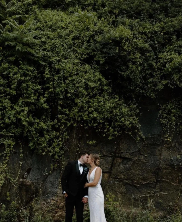 There are so many reasons to love the warmer weather, but photos like this are at the top

Photography: @annalowephoto_
Venue: @mainstreetballroom 
HMU: @vintageveils
Attire: @unbridaledhouston @madewithlovebridal
@theblacktux
Florist: @blossomandbasketboutique
Music: @firstdanceentertainment
Desserts: @nothingbuntcakes
Invites: @magnetstreetwed

#mainstreetballroom #historicweddingvenue #outdoorweddingvenue