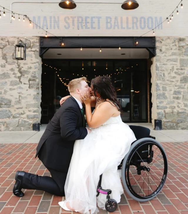 Patio portraits may be our favorite 🤍

Photography @kandidartsphotography 
Couple @delaneynmeyer & @meyert__

#mainstreetballroom #historicweddingvenue #outdoorweddingvenue